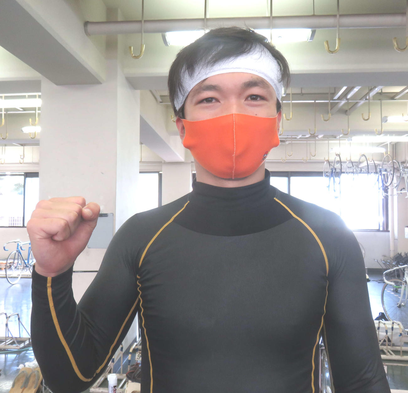 苦手なモーニングを克服した利根正明（撮影・栗田文人）