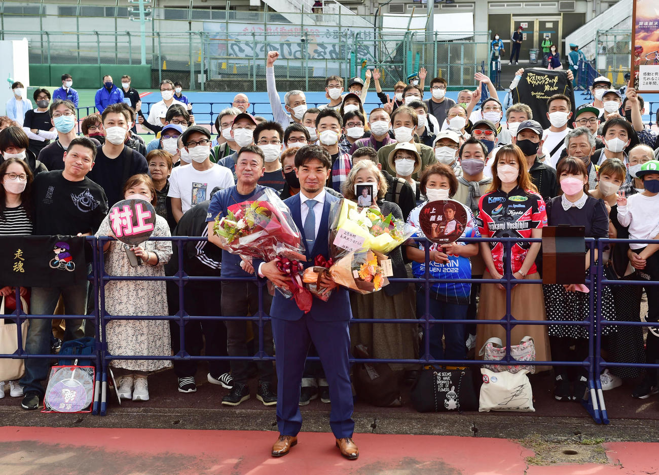 向日町競輪で引退報告会を行い、ファンと記念撮影する村上義弘氏（手前中央）