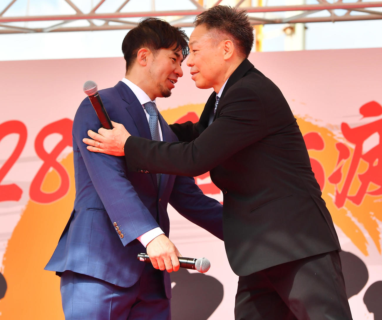 引退報告会でサプライズ登場した松本整氏（右）と村上義弘氏