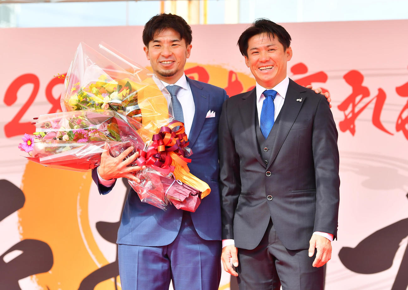 向日町競輪場で引退報告会を行った村上義弘氏（左）は弟博幸と記念撮影