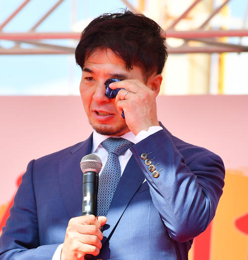 引退報告会でサプライズ登場した松本整氏の話を涙ながらに聞く村上義弘氏