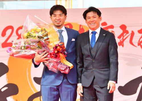 向日町競輪場で引退報告会を行った村上義弘氏（左）は弟博幸と記念撮影