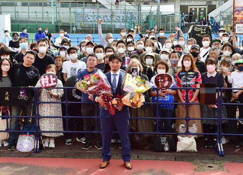 向日町競輪で引退報告会を行い、ファンと記念撮影する村上義弘氏（手前中央）