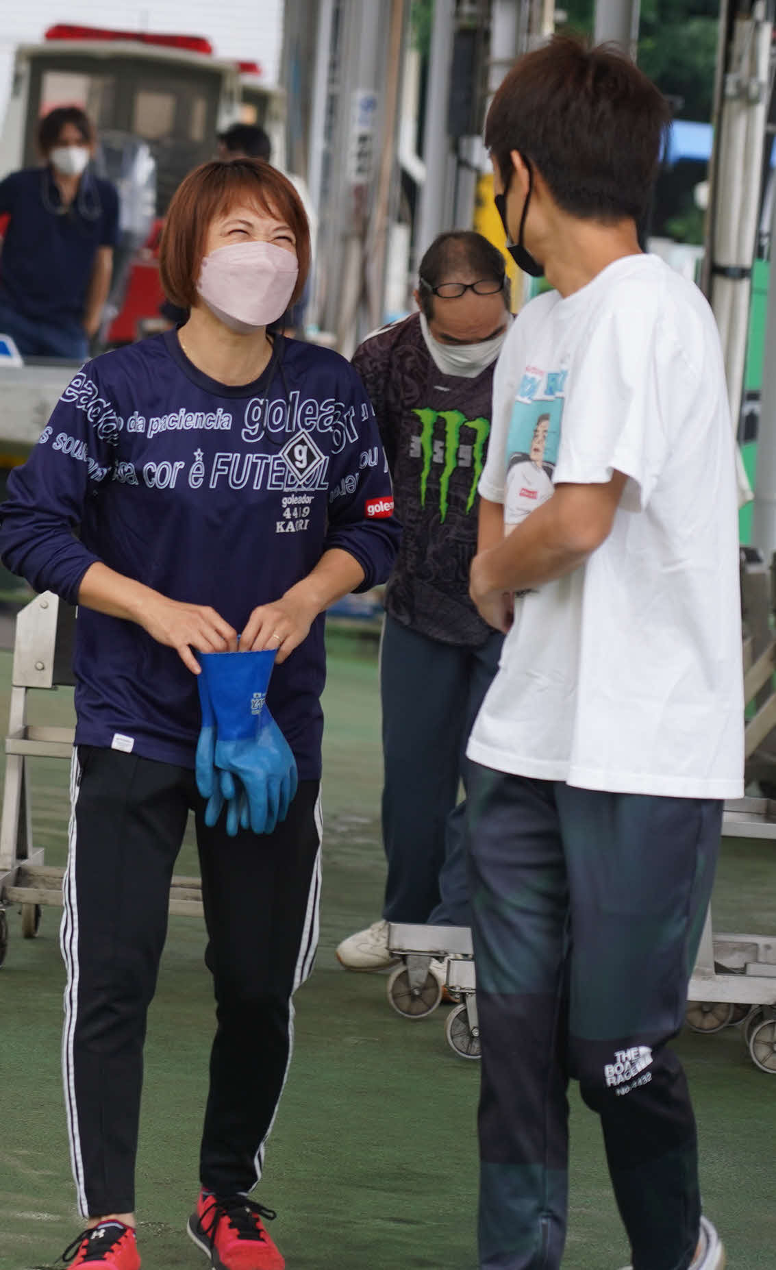 原加央理（左）が初日2、3着とまずまずの滑り出し（右は黄金井力良）