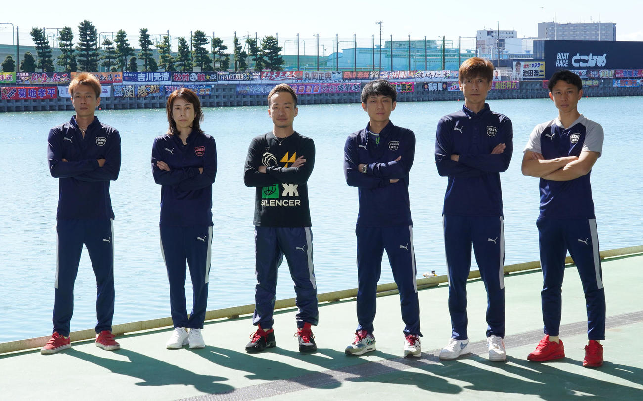 ポーズを決めるドリーム戦出場メンバー。左から、磯部誠、田口節子、山口剛、桐生順平、池田浩二、毒島誠（撮影・森本幸一）