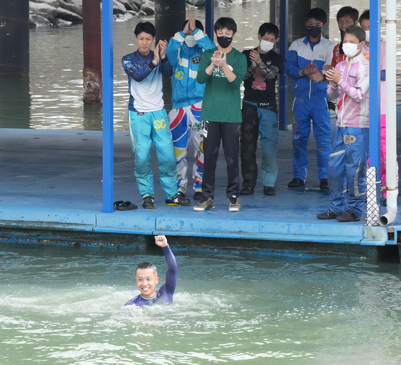 4R1着となり水神祭で祝福される宮之原（下）（撮影・森本幸一）