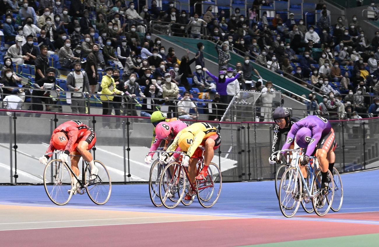 2022年10月23日、寛仁親王牌の決勝で1着ゴールする新田祐大（右）（共同）