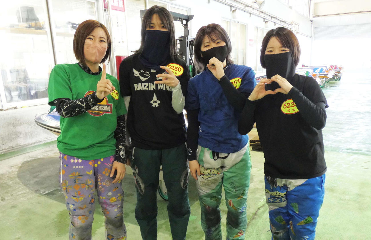 手で「130期ハート」を作る（左から）本田愛、嶋田有里、沼田七華、村田佳奈子（撮影・前原一樹）