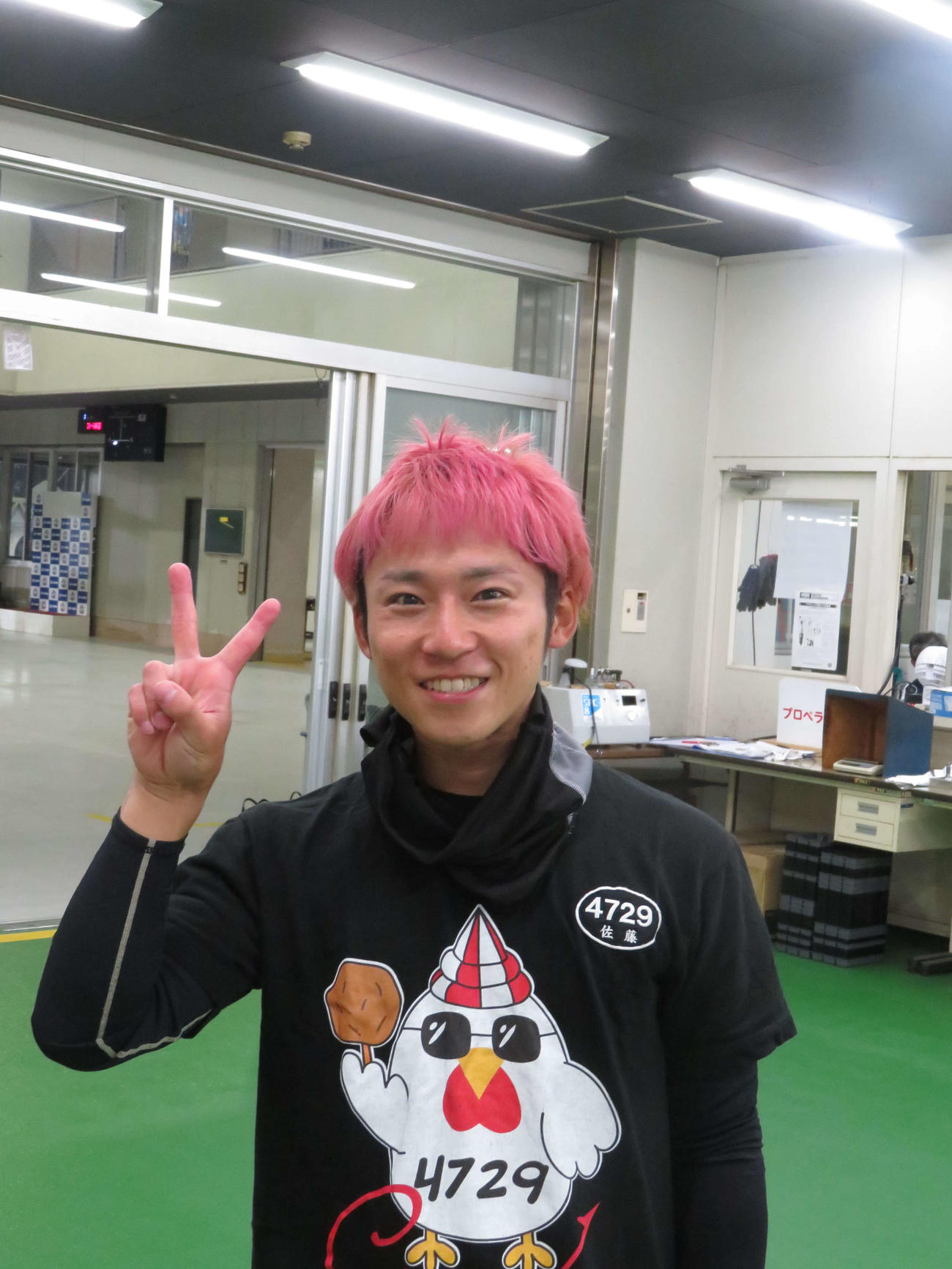 ピンク色に髪を染めた佐藤謙史朗が、走りでもファンにアピールする