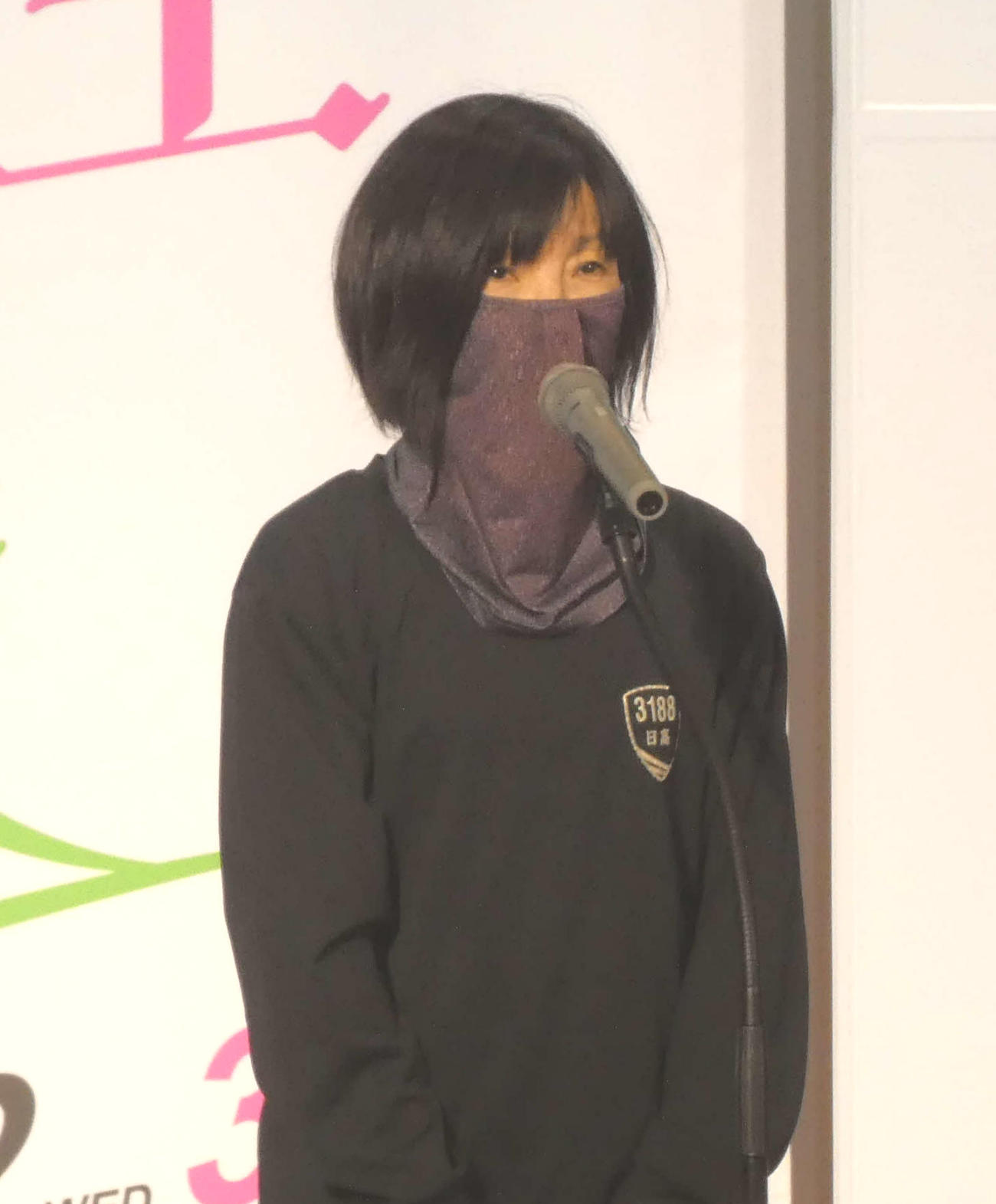 オープニングセレモニーであいさつする日高逸子