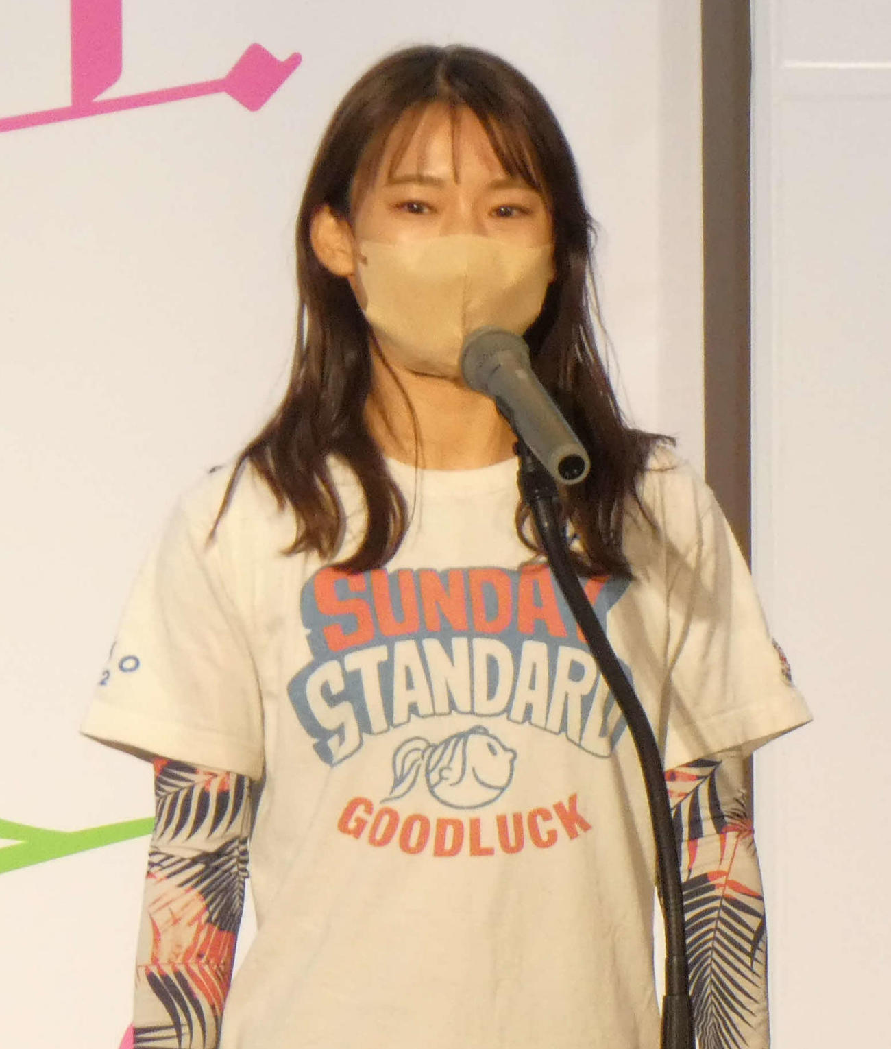 オープニングセレモニーであいさつする守屋美穂