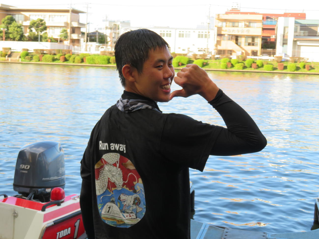 水神祭後に師匠・佐藤大佑のTシャツをアピールする藤井太雅