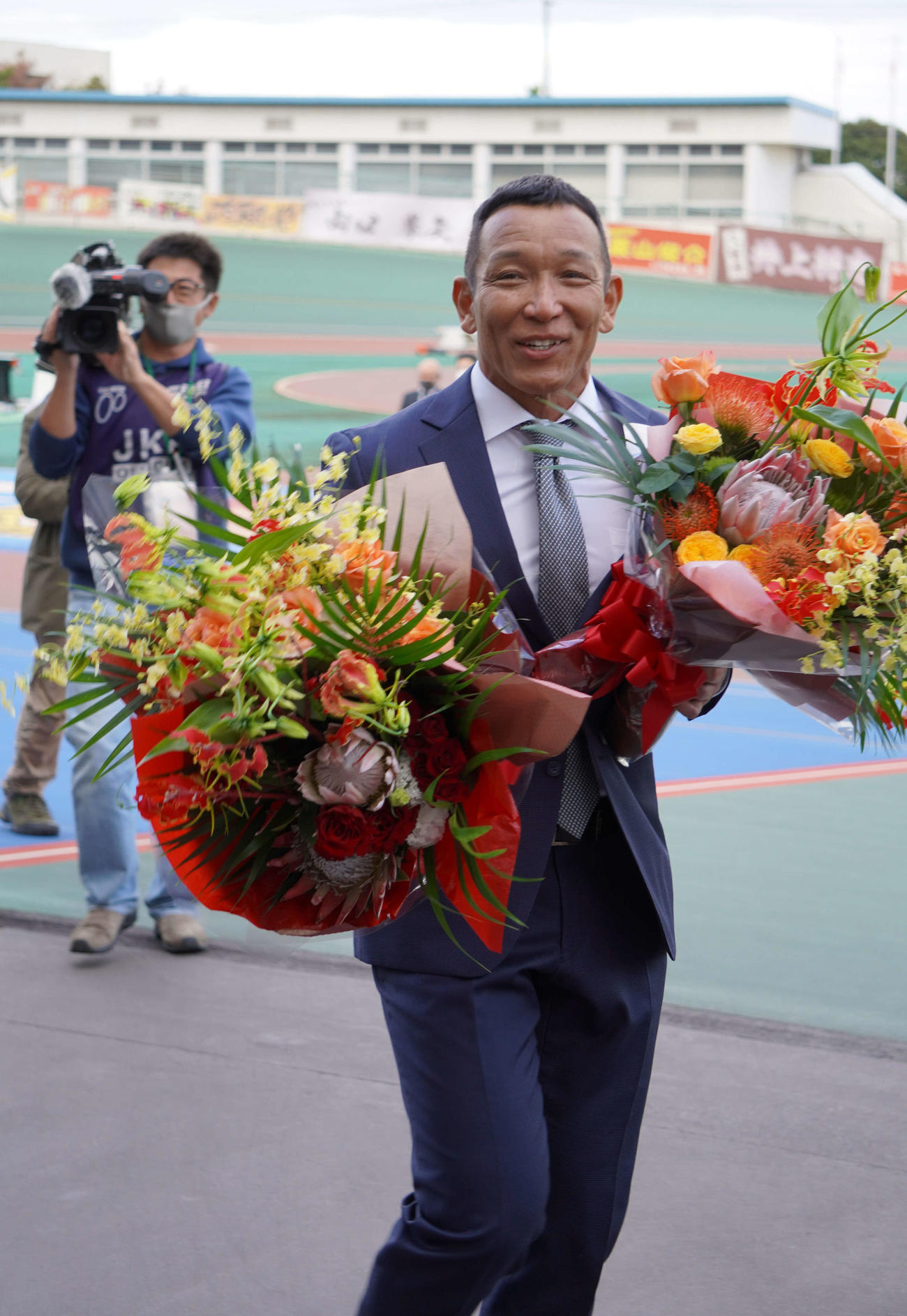 ファンの声援の中笑顔でセレモニーから引き揚げる三宅伸さん（撮影・秋山正則）