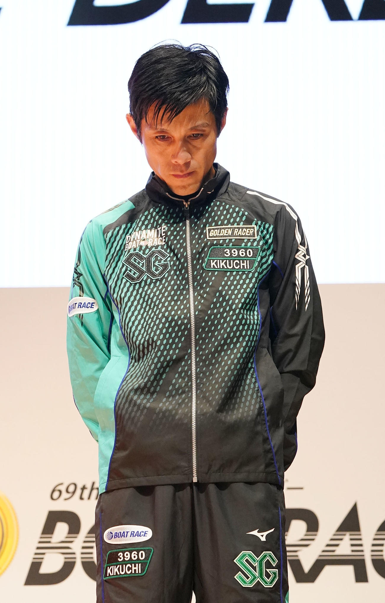 第69回ボートレースダービー「最終日・優勝戦」3位に終わり表彰式でうつむく菊地孝平