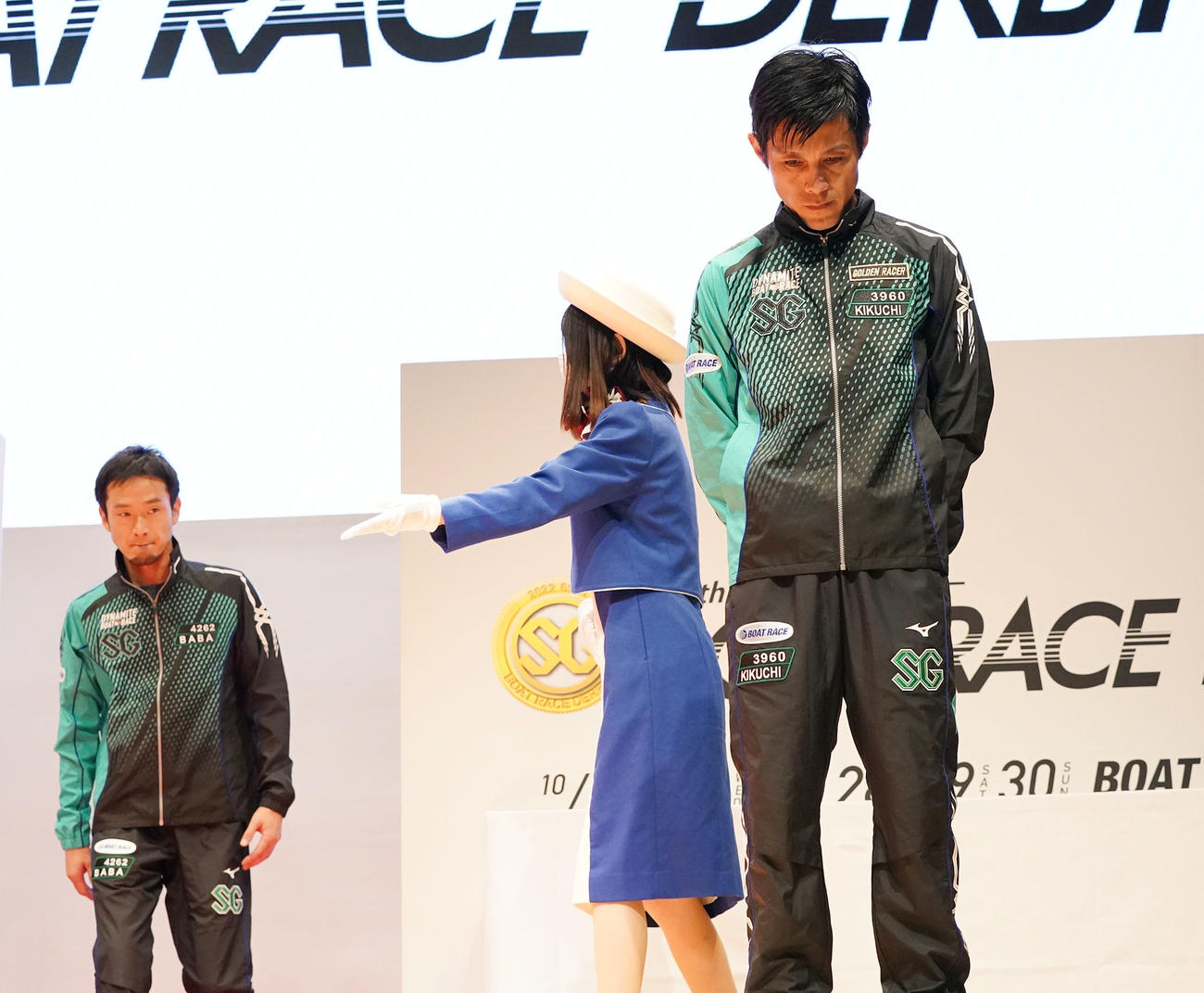 第69回ボートレースダービー「最終日・優勝戦」3位に終わり表彰式でうつむく菊地孝平（右）左は優勝した馬場貴也
