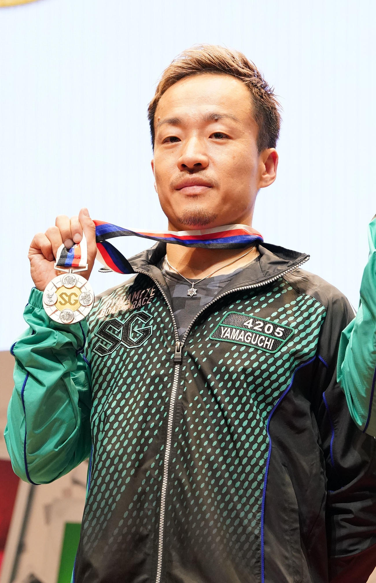 第69回ボートレースダービー「最終日・優勝戦」表彰式で2位の銀メダルを手にする山口剛