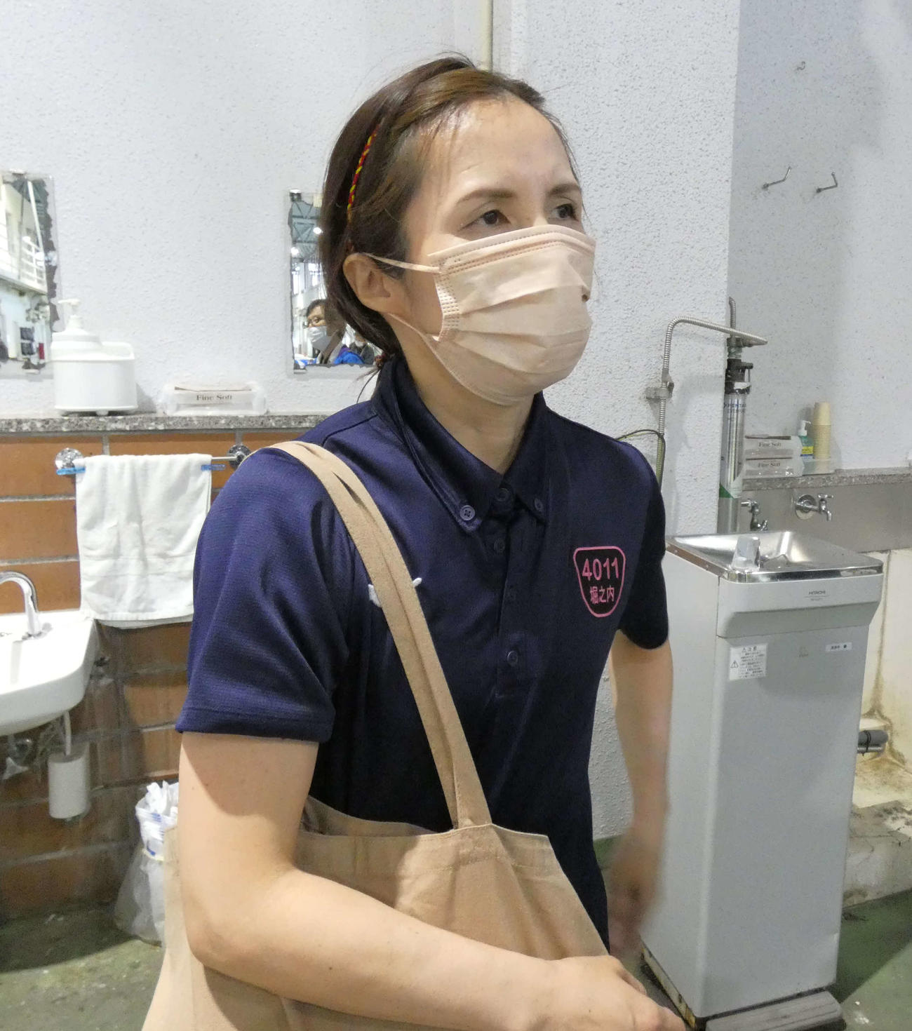 チルトを跳ねることを話す堀之内紀代子。3日目の5、12Rは外枠に動くか！？（撮影・前原一樹）