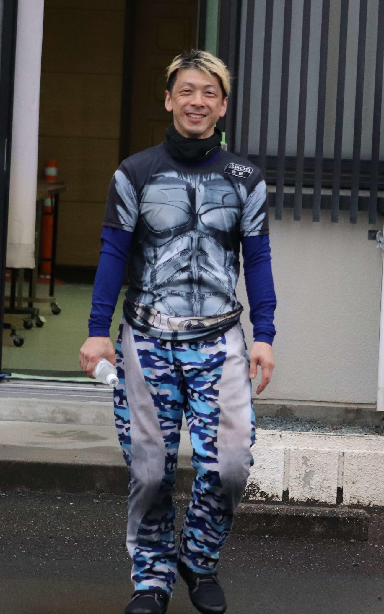 笑顔でインタビュールームから出てきた吉田光
