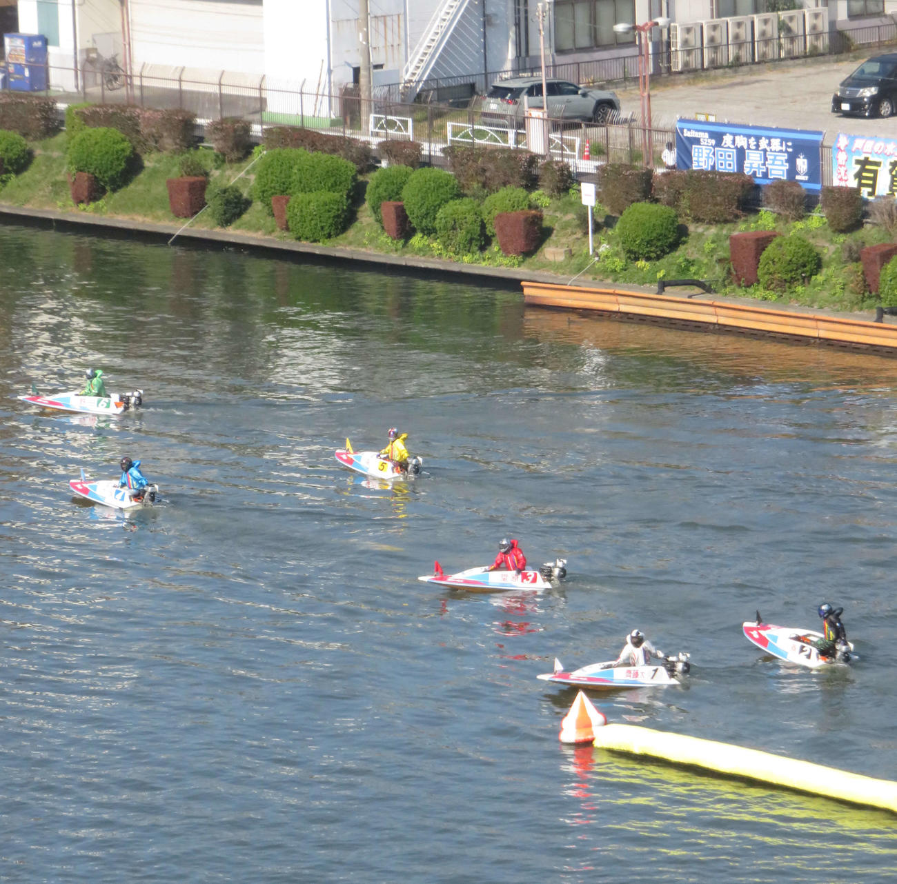 1Rスタートを前に緑色6号艇で待機行動する野田昇吾（左端）。右上に映る横断幕には「度胸を武器に」という言葉が記されている