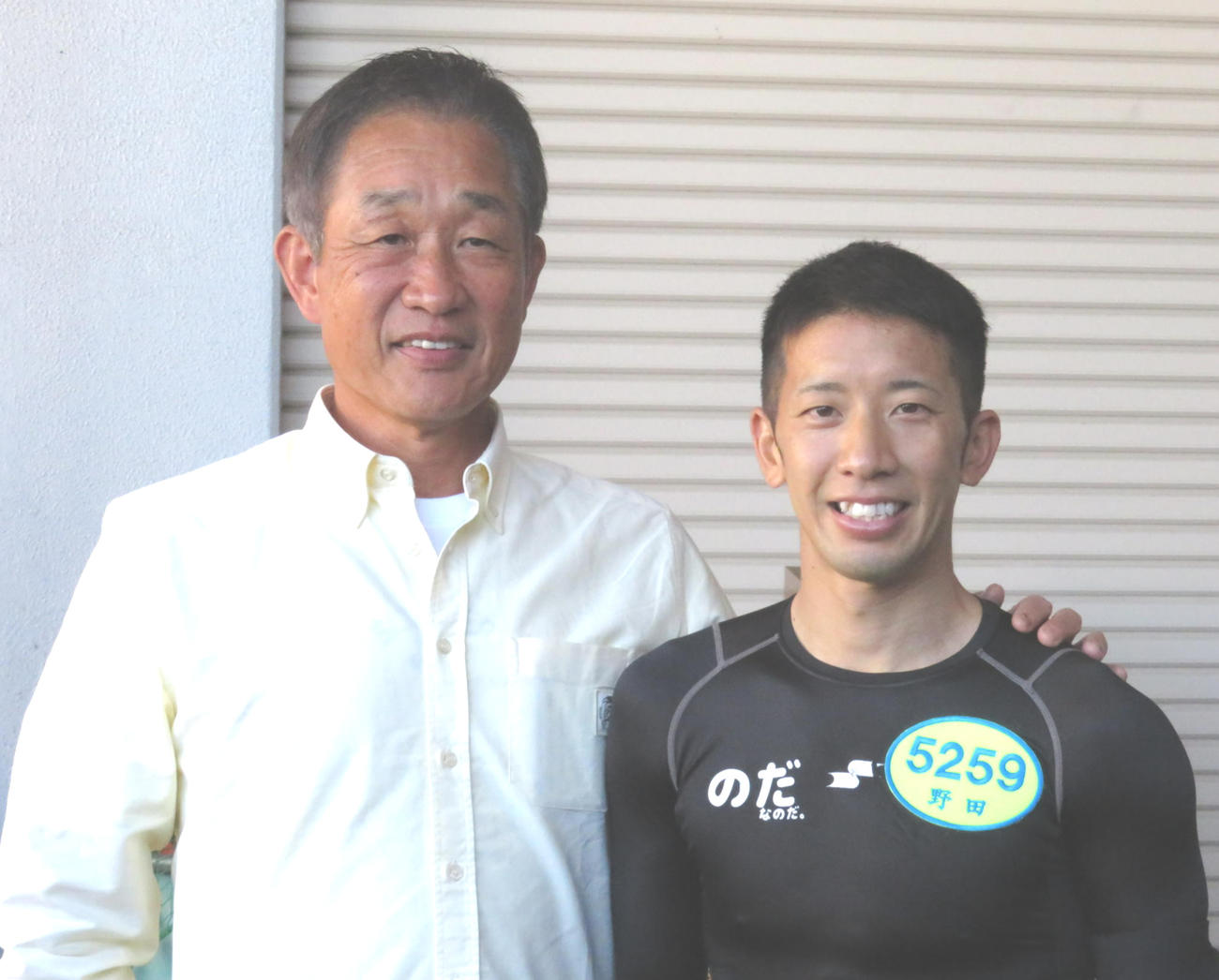 西武ライオンズ前監督の辻発彦さんから激励される野田昇吾（右）