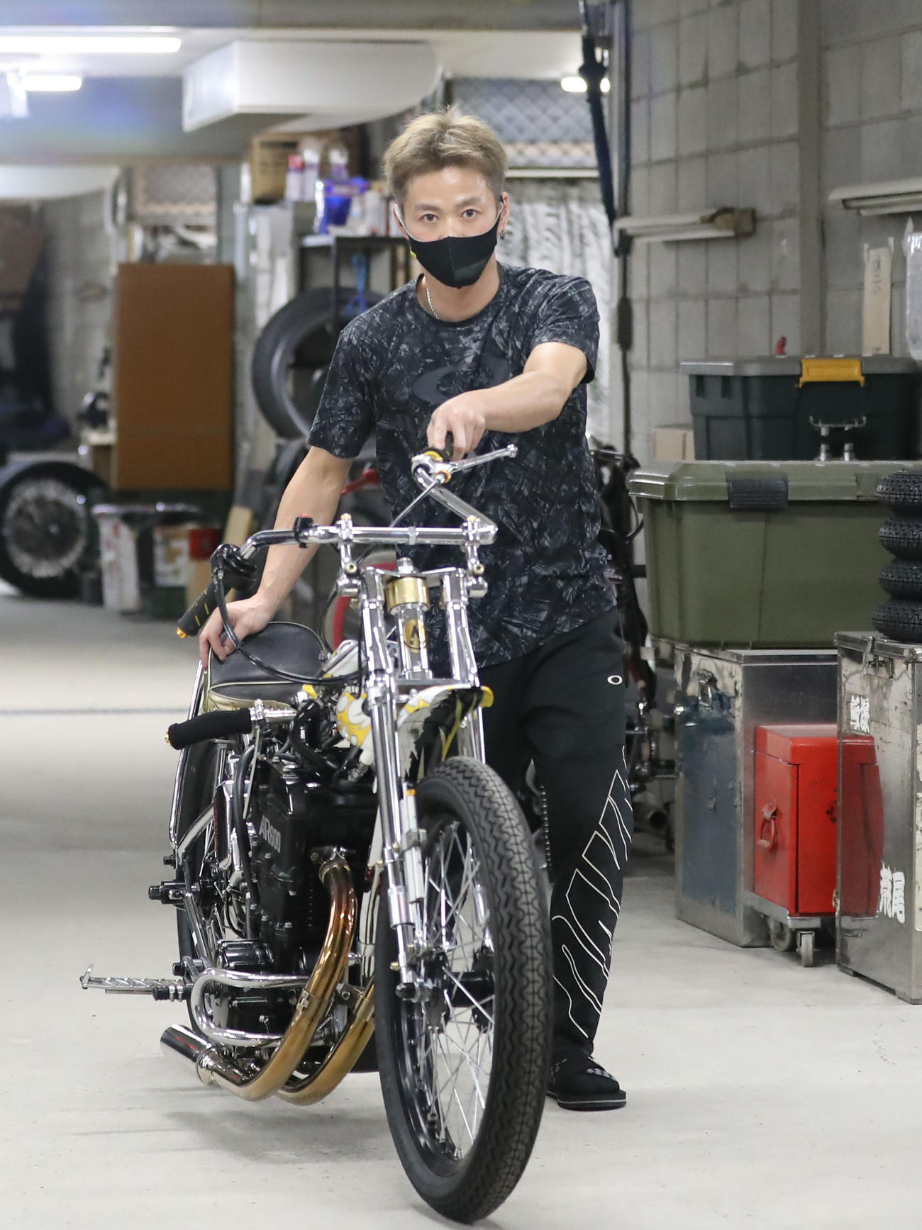 車体検査へ向かう早川清太郎（撮影・屋方直哉）