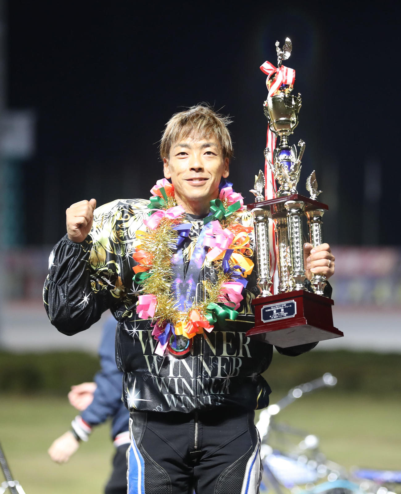 優勝戦を制し、トロフィーを掲げる青山周平（撮影・屋方直哉）