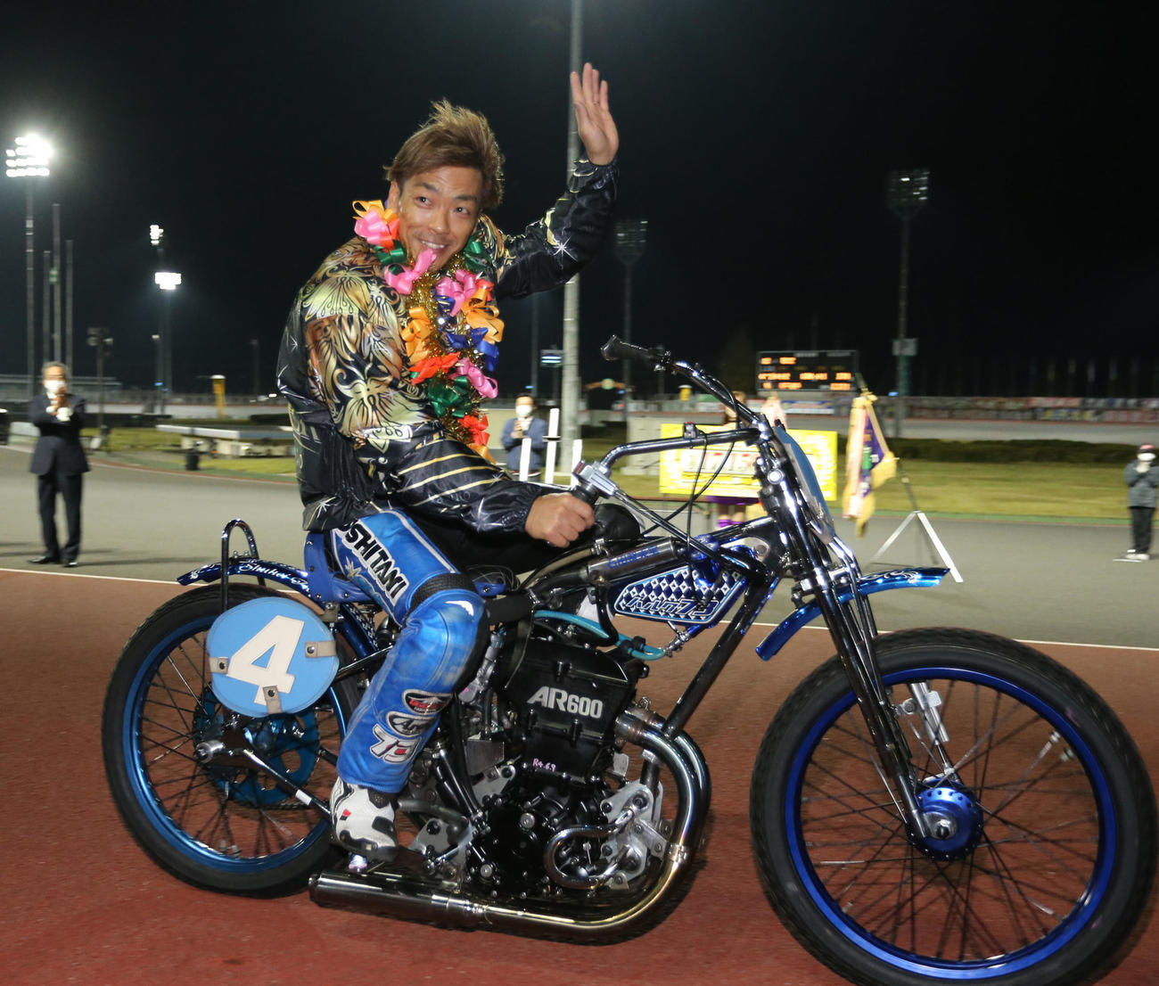 優勝戦を制し、ウイニングランをする青山周平（撮影・屋方直哉）
