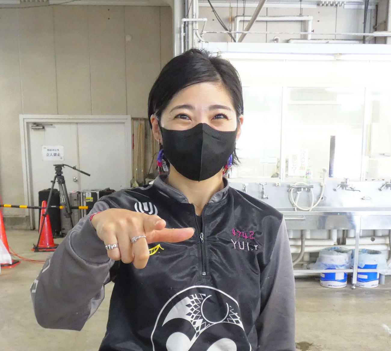 ももクロの「Zポーズ」を決める横田悠衣