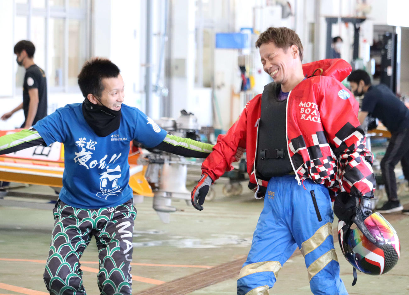 西山貴浩（左）に声を掛けられて苦笑いする吉川昭男