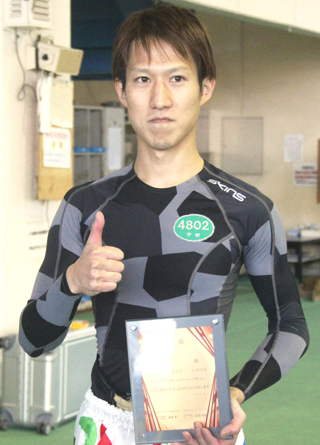 ルーキーシリーズで優勝し、盾を手にポーズを決める中田達也さん（2020年12月1日撮影）
