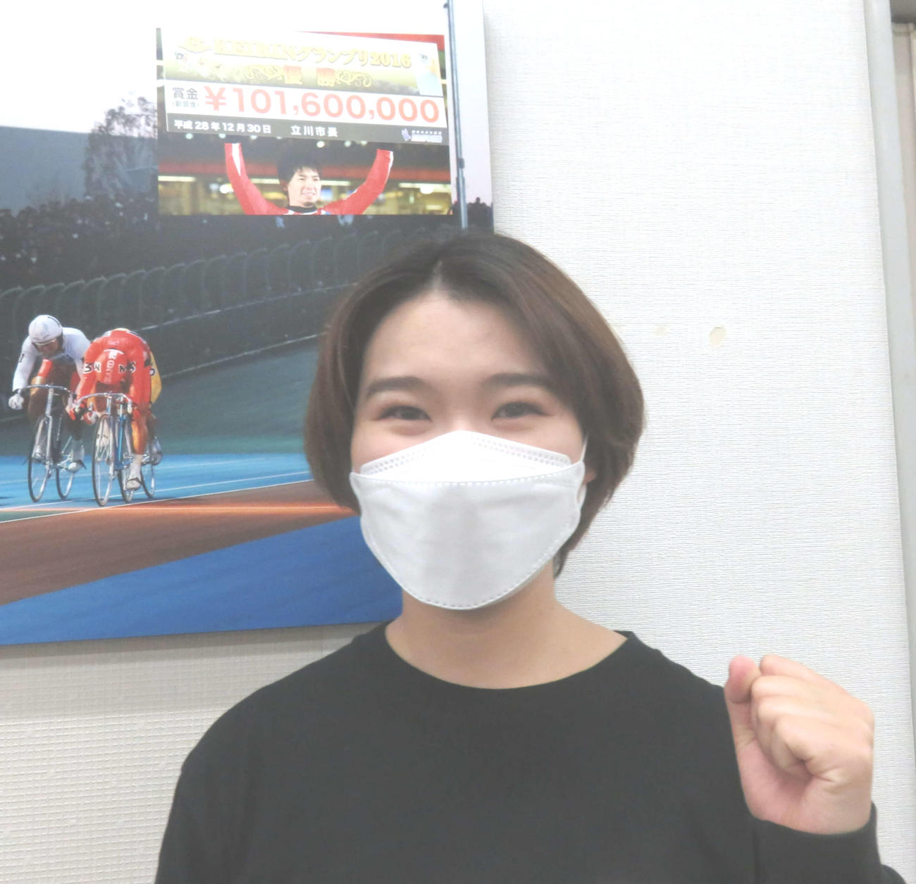 村上義弘氏のGP優勝パネルの前で健闘を誓う坂口楓華