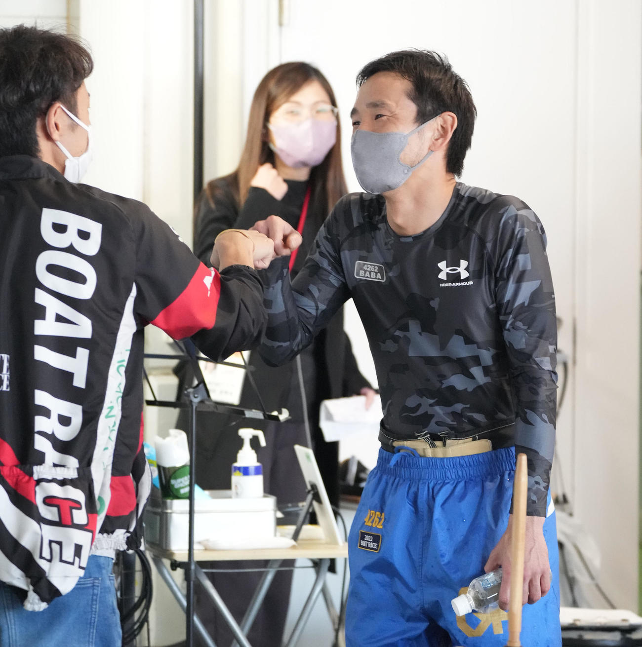 G1浜名湖賞「準優勝戦」11R1着となり優勝戦へ進出し長田とタッチを交わす馬場（右）（撮影・森本幸一）