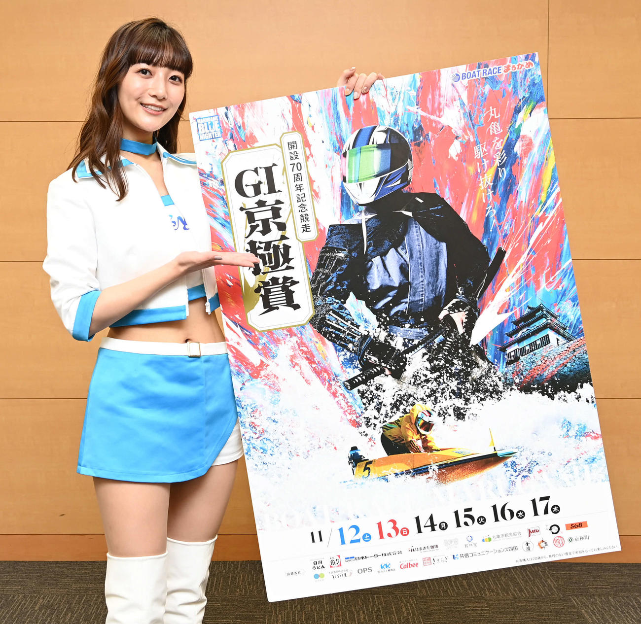 ボートレースまるがめのPRで来社したブルーナイターエンジェルのTOMOKA（撮影・山崎安昭）