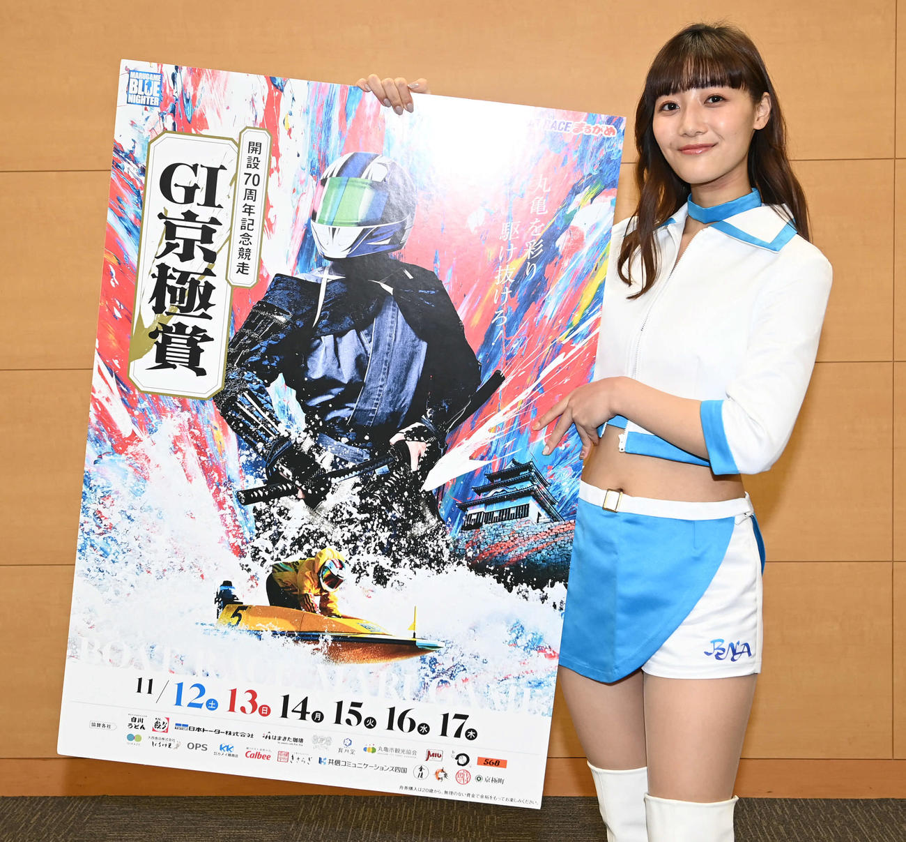 ボートレースまるがめのPRで来社したブルーナイターエンジェルのTOMOKA（撮影・山崎安昭）