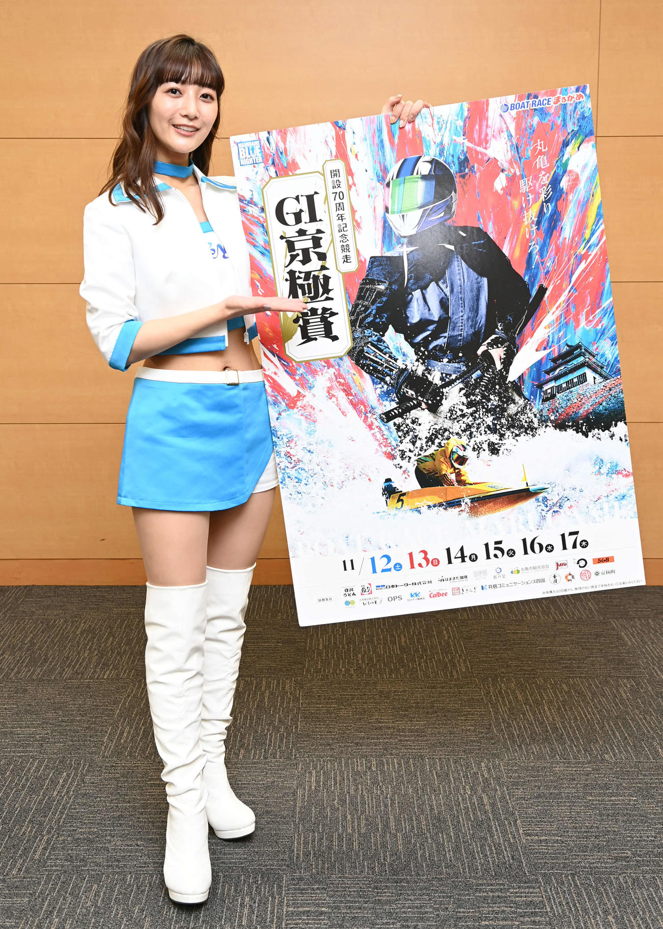 ボートレースまるがめのPRで来社したブルーナイターエンジェルのTOMOKA（撮影・山崎安昭）