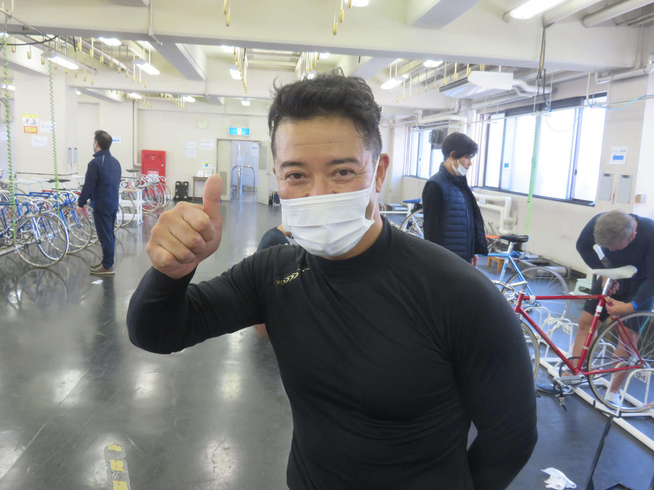 首位発進の飯田威文はサムズアップポーズ