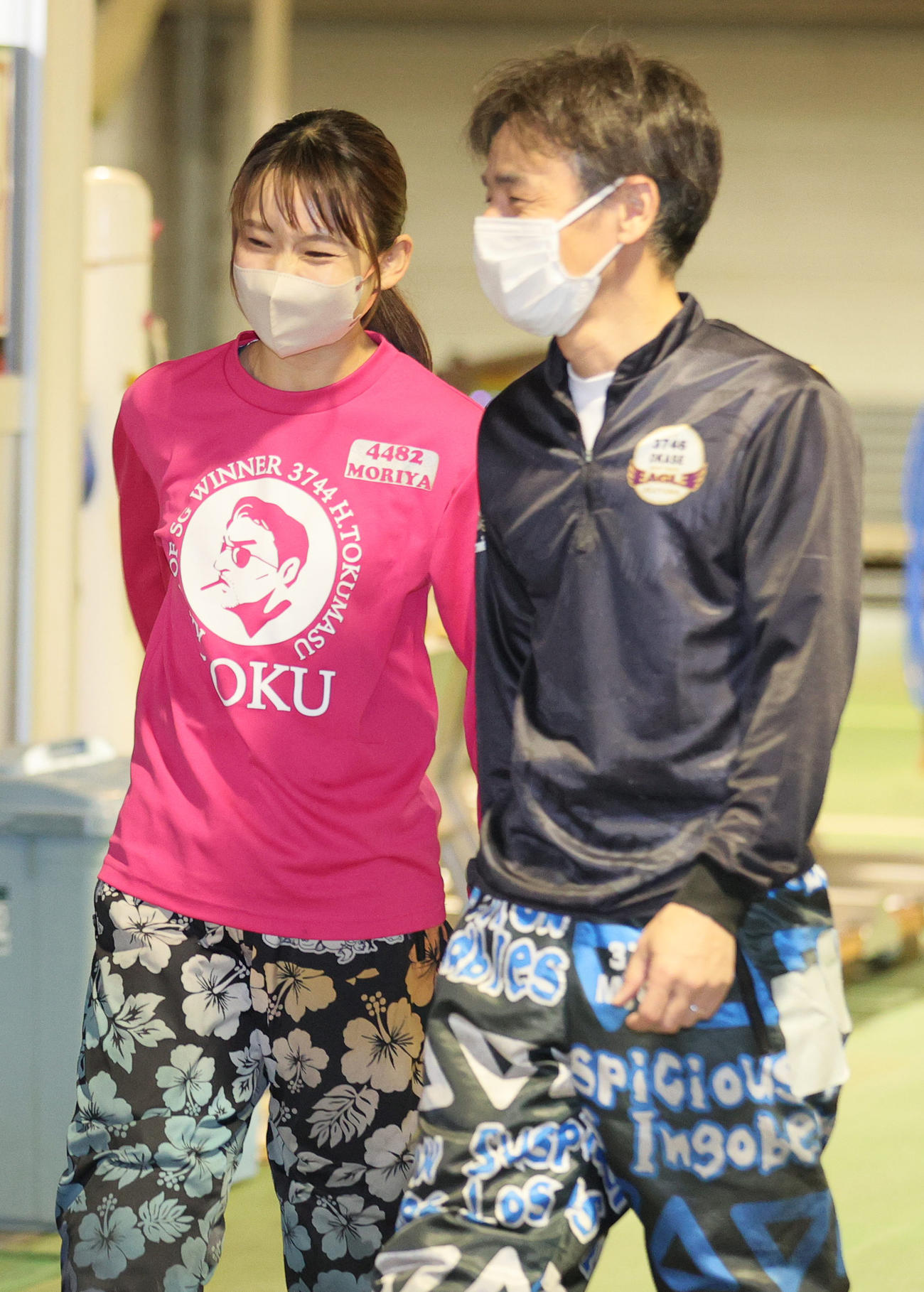 岡瀬正人（右）と話す守屋美穂（撮影・上山淳一）