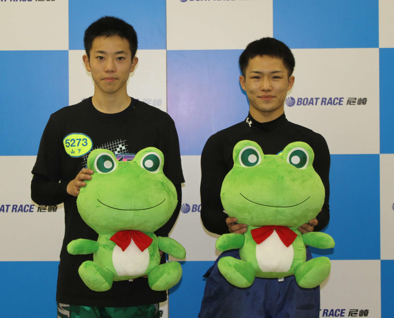 山下拓巳と広瀬凜が尼崎でデビュー。尼崎市よりセンプル君人形が贈呈された