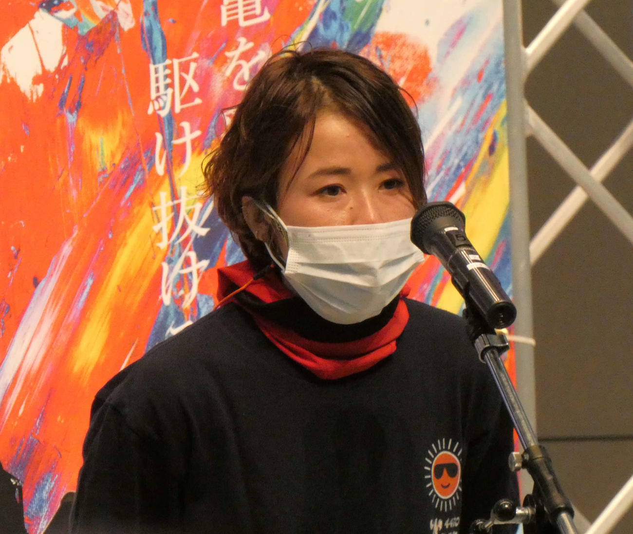 あいさつをする平高奈菜