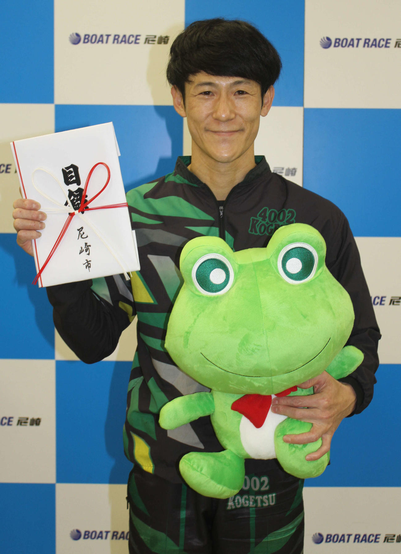 古結宏が1500勝を達成。尼崎市より金一封とセンプル君人形が贈呈された