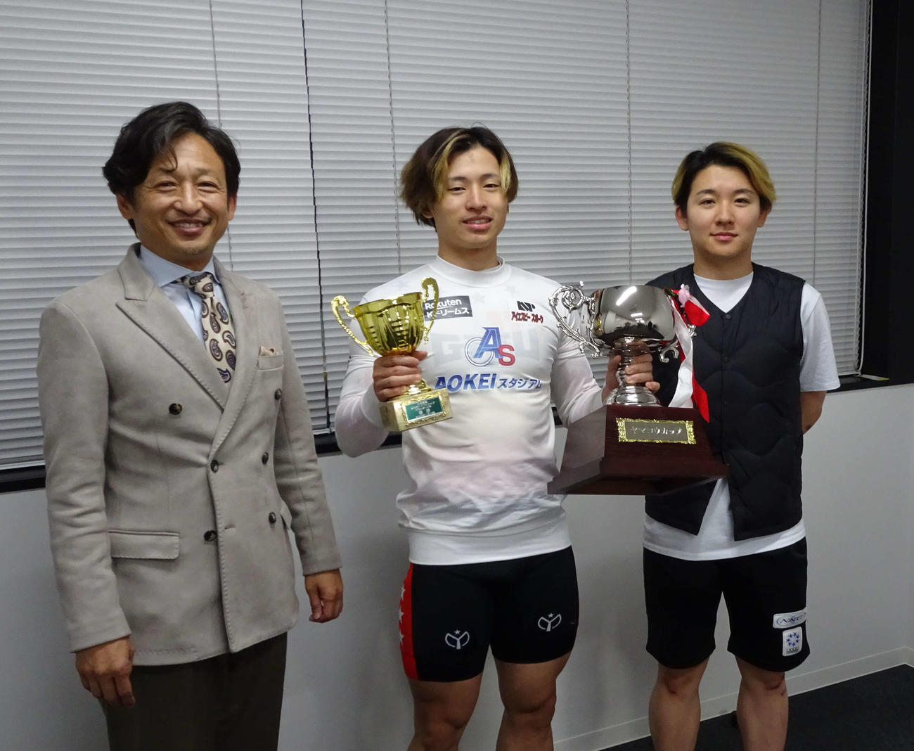 ヤマコウカップを制した山口拳矢（中央）。左はヤマコウ、右はA級優勝の山口聖矢