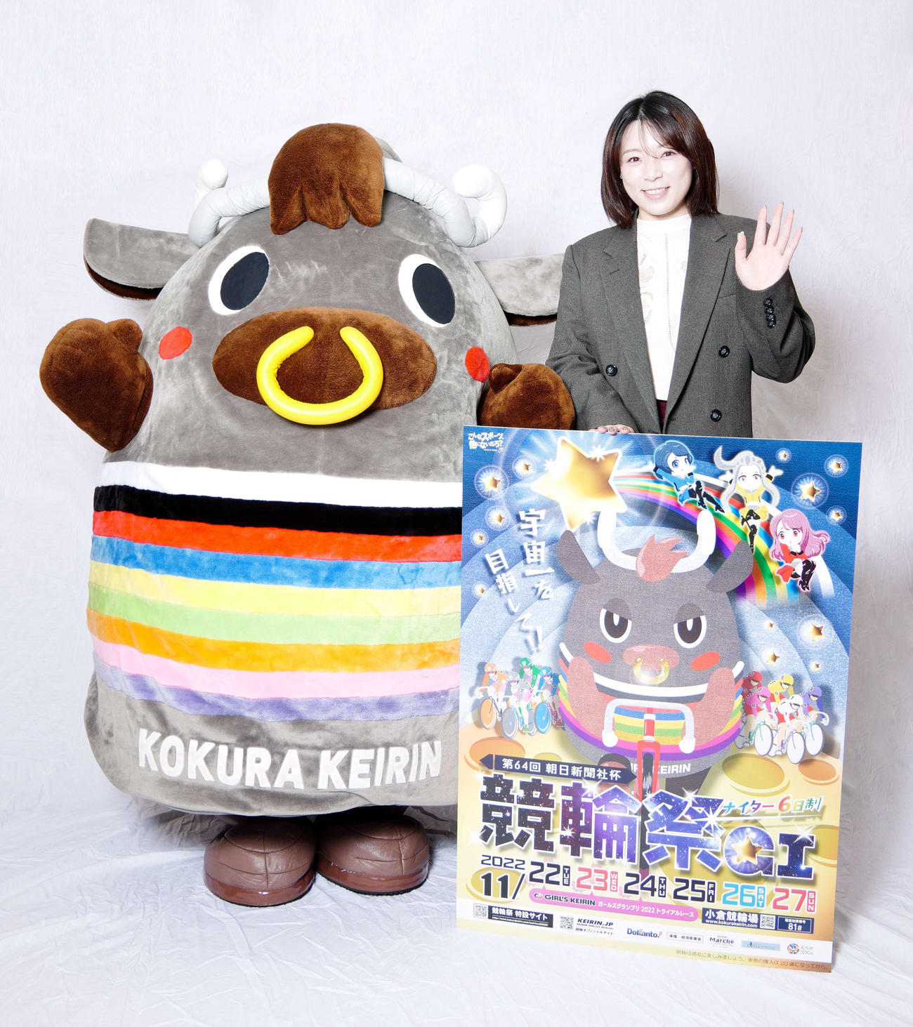 小倉競輪「GI第64回競輪祭」のPRにマスコットキャラクター「かねりん」と来社した児玉碧衣（撮影・河田真司）
