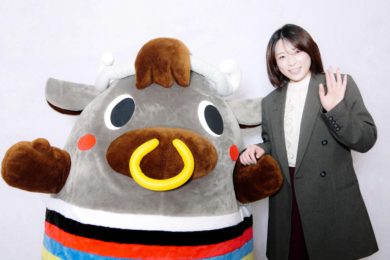 小倉競輪「GI第64回競輪祭」のPRで、小倉けいりんマスコットキャラクター「かねりん」と来社した児玉（撮影・河田真司）