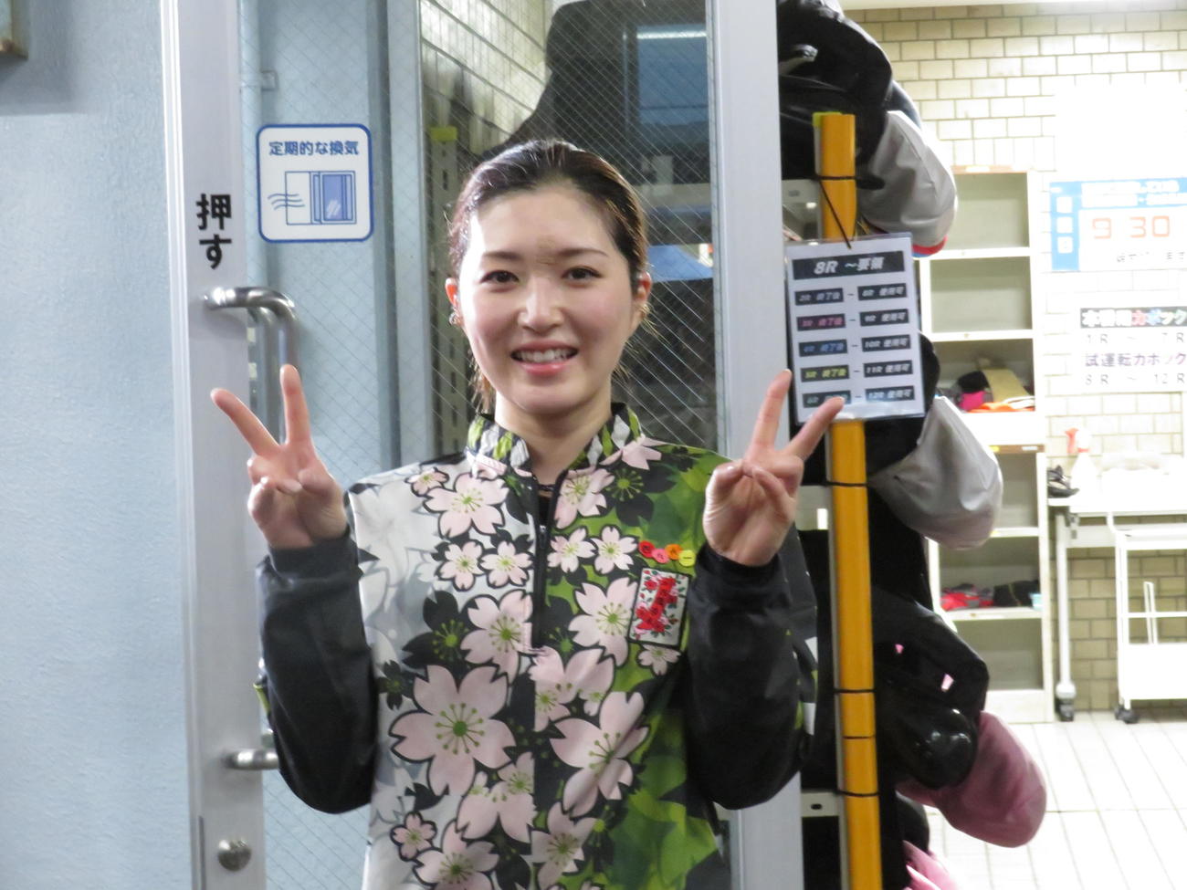 「カニ～」とカニポーズで優出を喜ぶ福井支部の西橋奈未