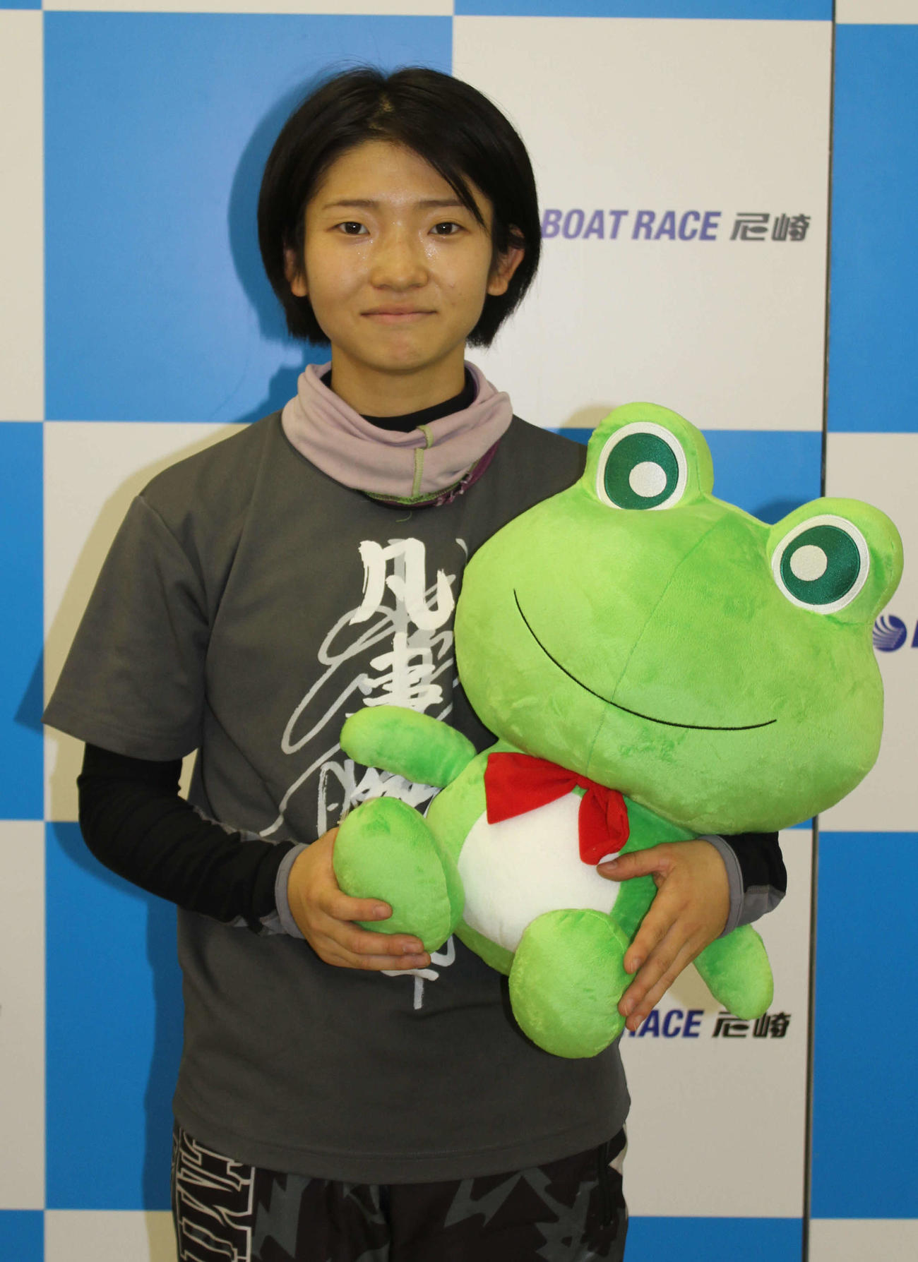 登みひ果が尼崎でデビュー。尼崎市よりセンプル君人形が贈呈された