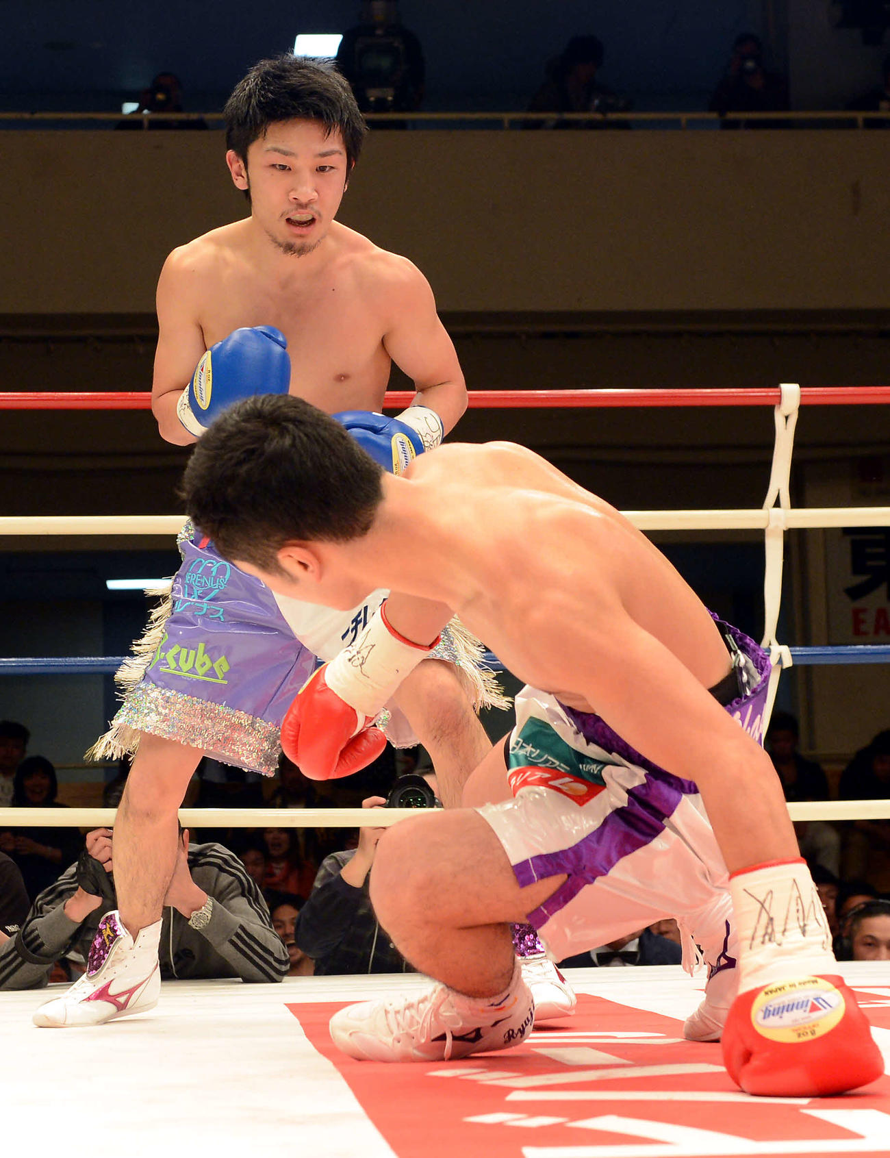 13年、日本ミニマム級タイトルマッチで王者原隆二（右）からダウンを奪う同級1位岩橋裕馬