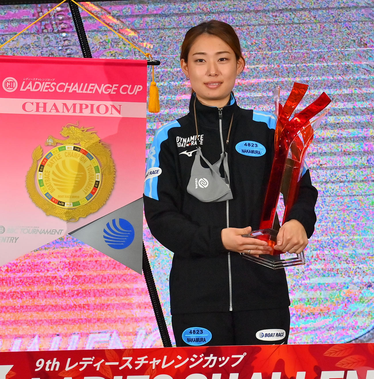 鳴門ボートレース　11Rレディースチャレンジカップを制しトロフィーを手にする4823中村桃佳