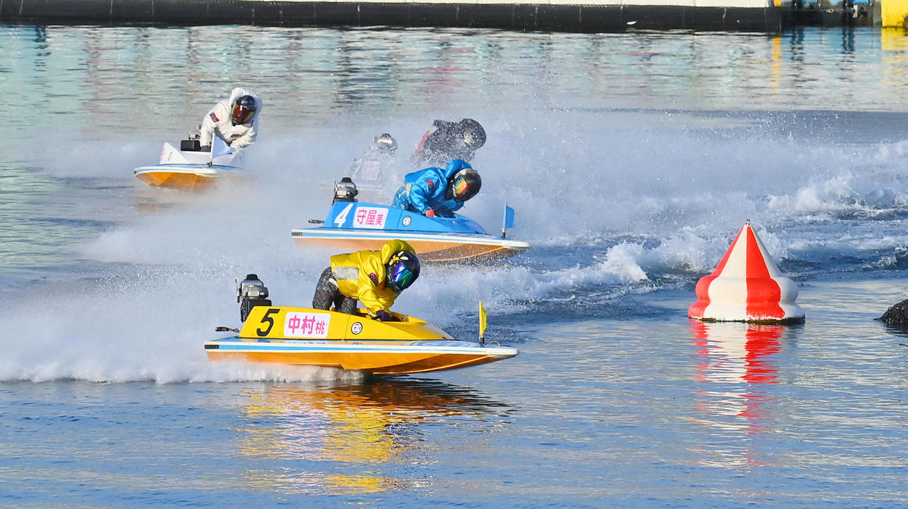 鳴門ボートレース準優戦　11Rレディースチャレンジカップ　1周目2マークを先頭でまわる4823中村桃佳、2着は守屋美穂（4号艇）