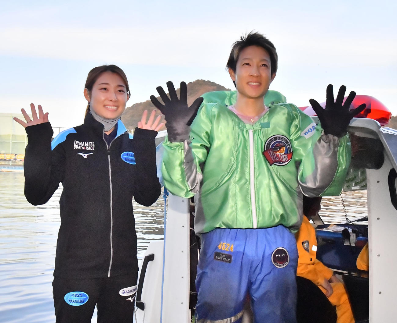 鳴門ボートレース　優勝しウイニングランに向かう4524深谷知博（右）と4823中村桃佳