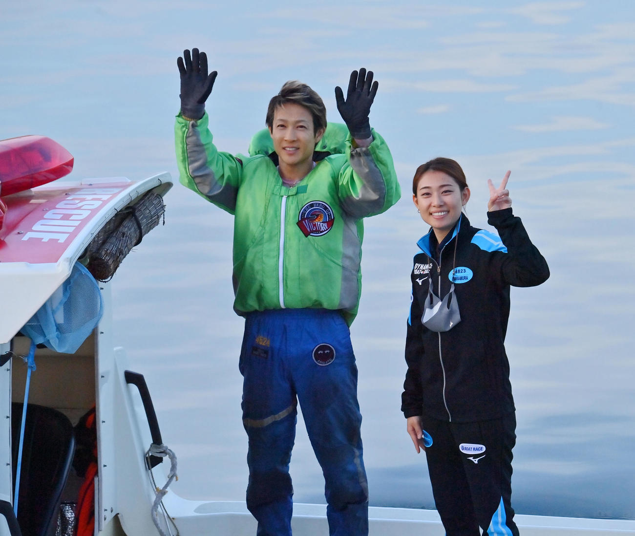 鳴門ボートレース優勝戦　優勝しウイニングランをする4524深谷知博（左）と4823中村桃佳